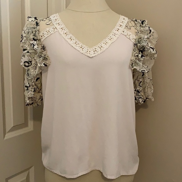 Umgee Tops - Cute short sleeve women’s top, size large (more like a medium). Lace sleeves